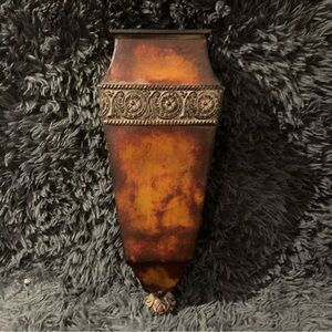 Metal wall hanging for floral arrangement